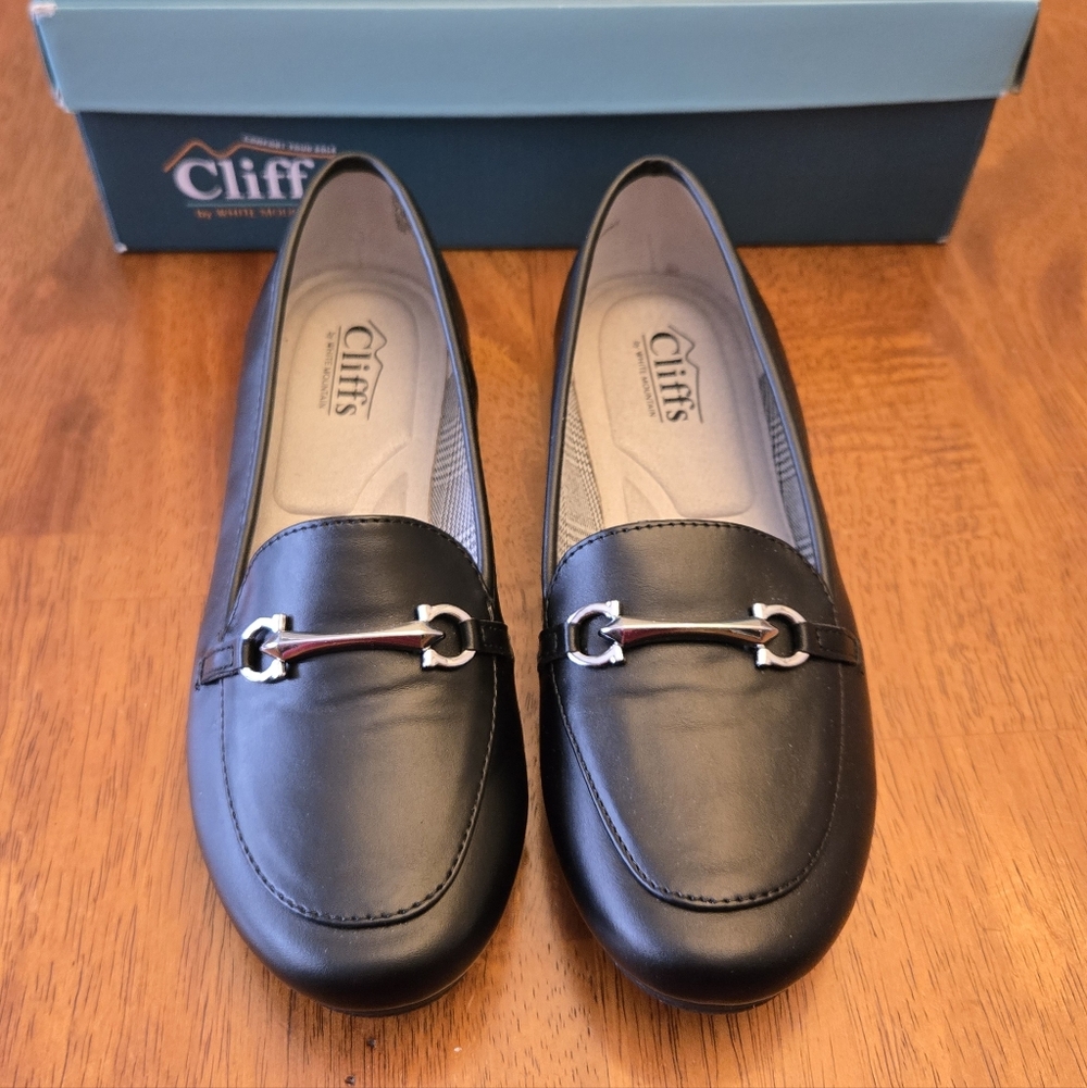 New Cliff by White Mountain  Womens Black Loafer Flats. 7M